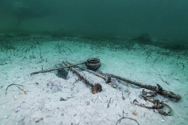 Antigos artefatos encontrados no lago de Neuchâtel na Suíça - Sputnik Brasil