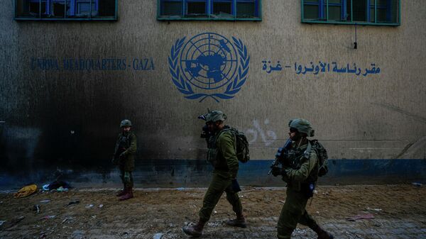 Soldados israelenses tomam posição ao entrarem na sede da Agência das Nações Unidas de Assistência aos Refugiados da Palestina no Oriente Próximo (UNRWA, na sigla em inglês), 8 de fevereiro de 2024 - Sputnik Brasil