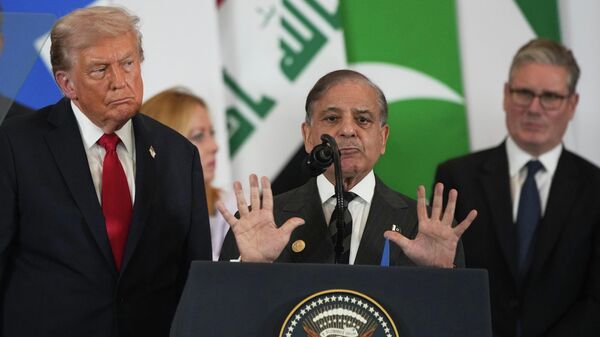 O primeiro-ministro do Paquistão, Shehbaz Sharif, dircusa diante do olhar atento do presidente dos Estados Unidos, Donald Trump, em outubro de 2025 - Sputnik Brasil