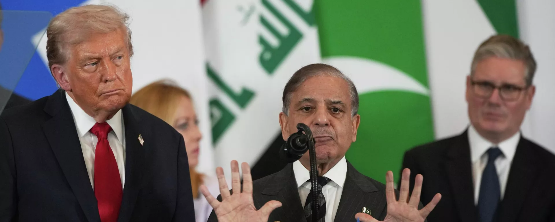 O primeiro-ministro do Paquistão, Shehbaz Sharif, dircusa diante do olhar atento do presidente dos Estados Unidos, Donald Trump, em outubro de 2025 - Sputnik Brasil, 1920, 30.03.2026