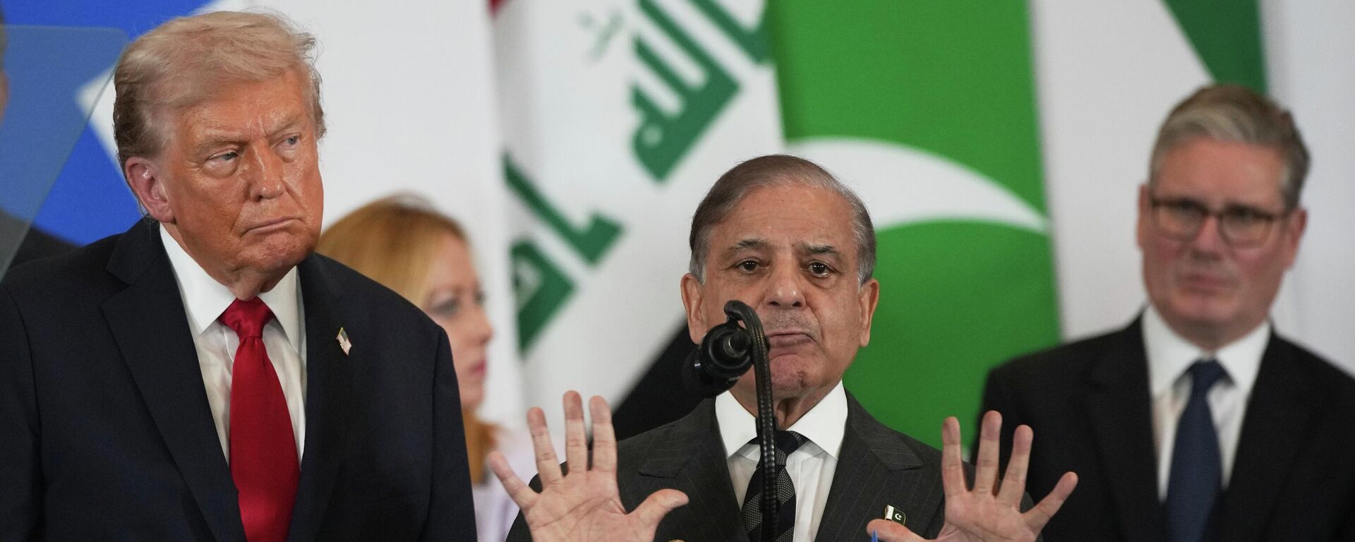 O primeiro-ministro do Paquistão, Shehbaz Sharif, dircusa diante do olhar atento do presidente dos Estados Unidos, Donald Trump, em outubro de 2025 - Sputnik Brasil, 1920, 30.03.2026