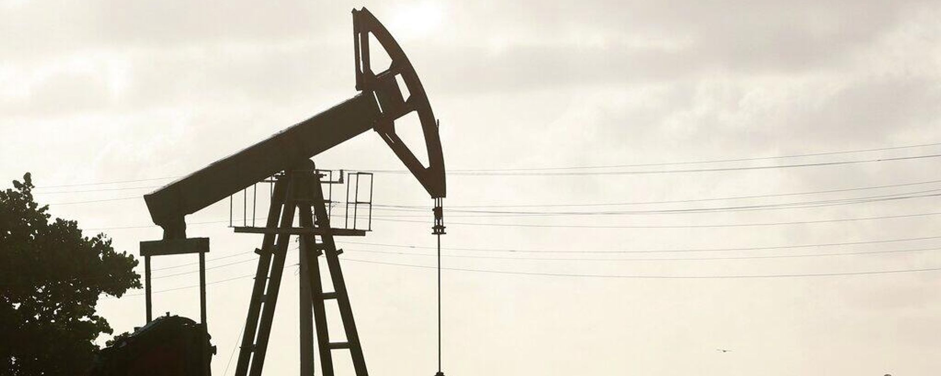 Uma bomba de poço de petróleo em operação em Boca de Jaruco, Cuba Uma bomba de poço de petróleo em operação em Boca de Jaruco, Cuba - Sputnik Brasil, 1920, 07.07.2026