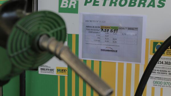 Postos de combustíveis do Distrito Federal exibem tabelas afixadas nas bombas mostrando os preços anteriores dos produtos, 11 de julho de 2022 - Sputnik Brasil