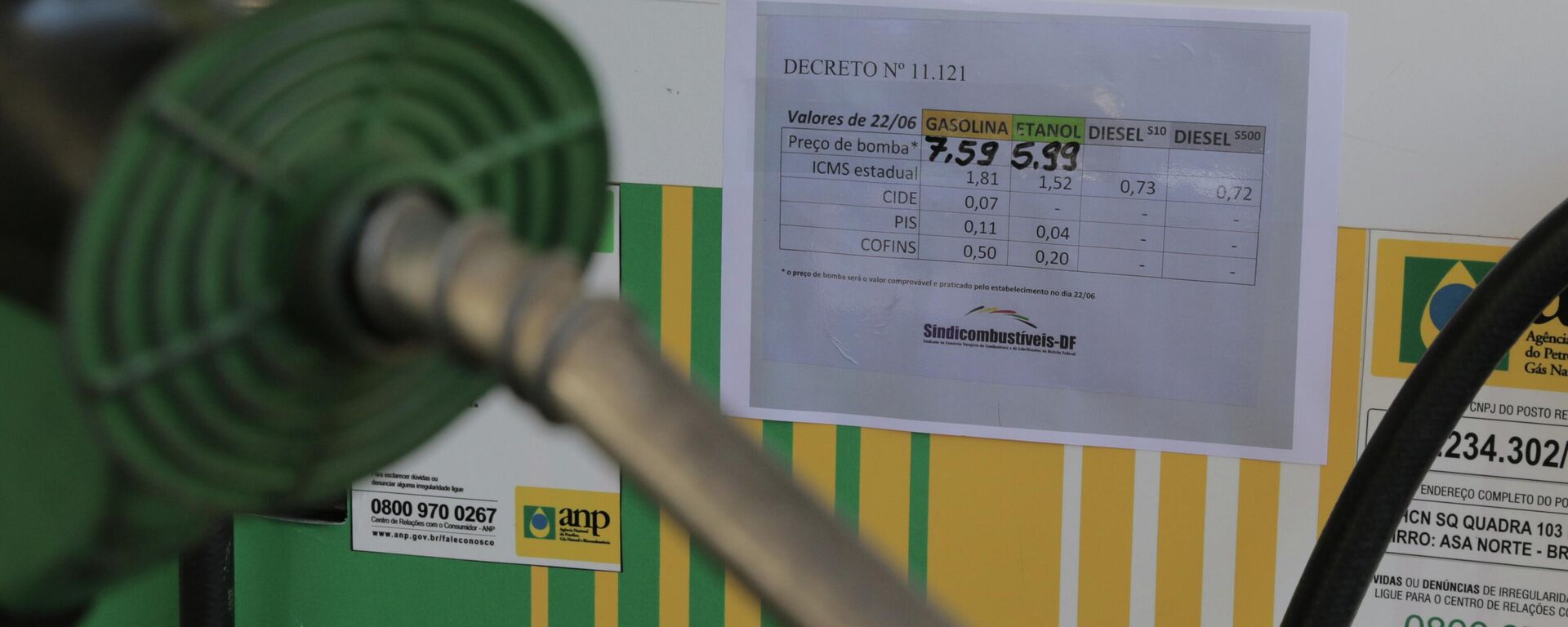 Postos de combustíveis do Distrito Federal exibem tabelas afixadas nas bombas mostrando os preços anteriores dos produtos, 11 de julho de 2022 - Sputnik Brasil, 1920, 31.03.2026