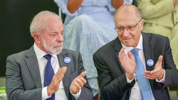 O presidente da República, Luiz Inácio Lula da Silva, e o vice-presidente, Geraldo Alckmin, durante cerimônia de assinatura do Pacto Brasil de Enfrentamento ao Feminicídio, Palácio do Planalto, em Brasília, 4 de fevereiro de 2026 - Sputnik Brasil