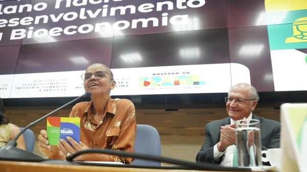 Ministra do Meio Ambiente, Marina Silva, e vice-presidente, Geraldo Alckmin, durante lançamento do Plano Nacional de Desenvolvimento da Bioeconomia, em Brasília (DF). Brasil, 1º de abril de 2026 - Sputnik Brasil