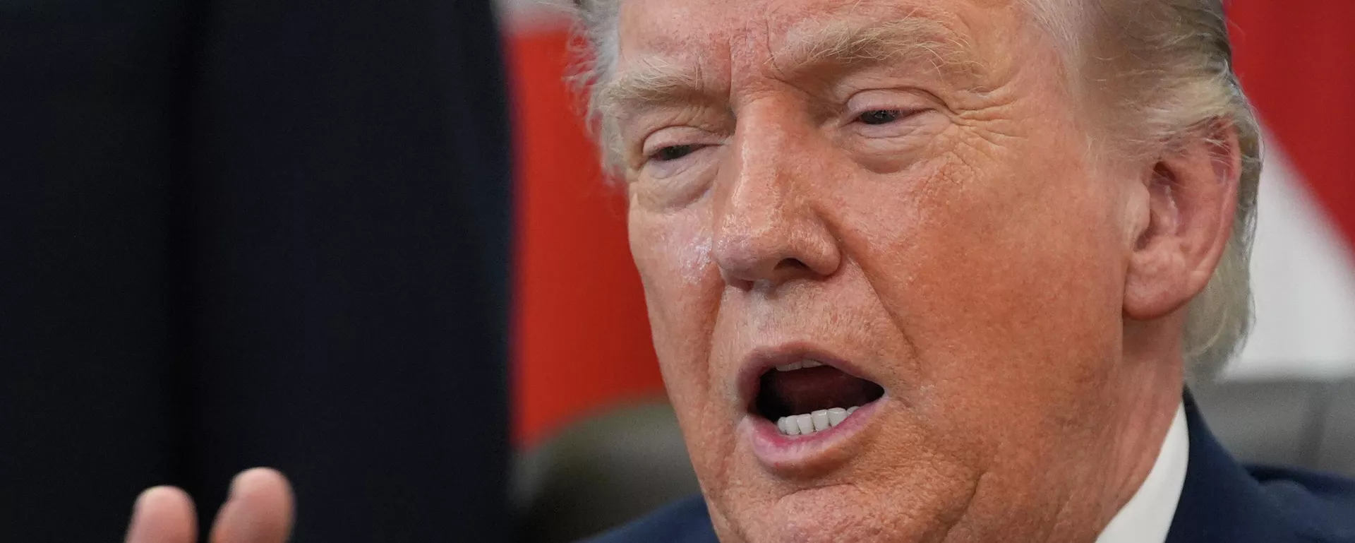 O presidente Donald Trump, dos EUA, responde a perguntas de repórteres após assinar uma ordem executiva no Salão Oval da Casa Branca. Washington, D.C., 31 de março de 2026 - Sputnik Brasil, 1920, 16.04.2026