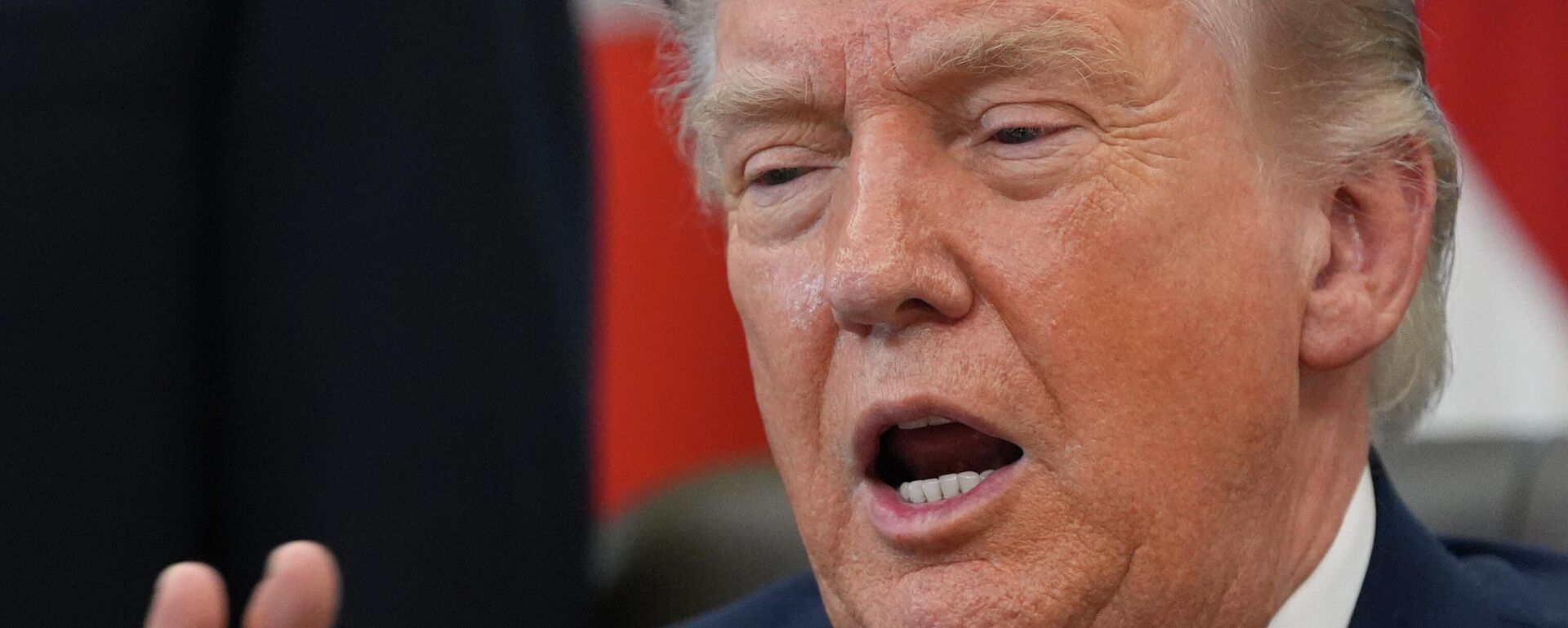 O presidente Donald Trump, dos EUA, responde a perguntas de repórteres após assinar uma ordem executiva no Salão Oval da Casa Branca. Washington, D.C., 31 de março de 2026 - Sputnik Brasil, 1920, 01.04.2026