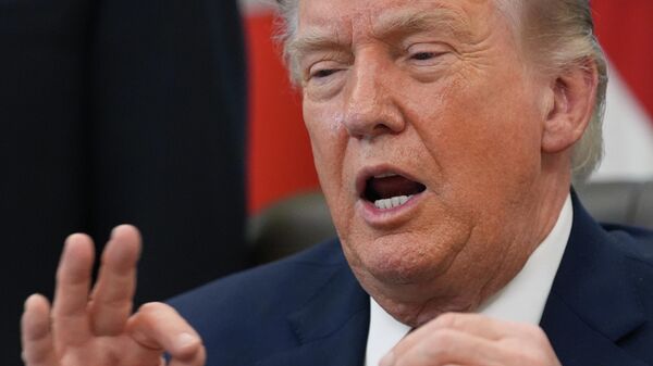 O presidente Donald Trump, dos EUA, responde a perguntas de repórteres após assinar uma ordem executiva no Salão Oval da Casa Branca. Washington, D.C., 31 de março de 2026 - Sputnik Brasil