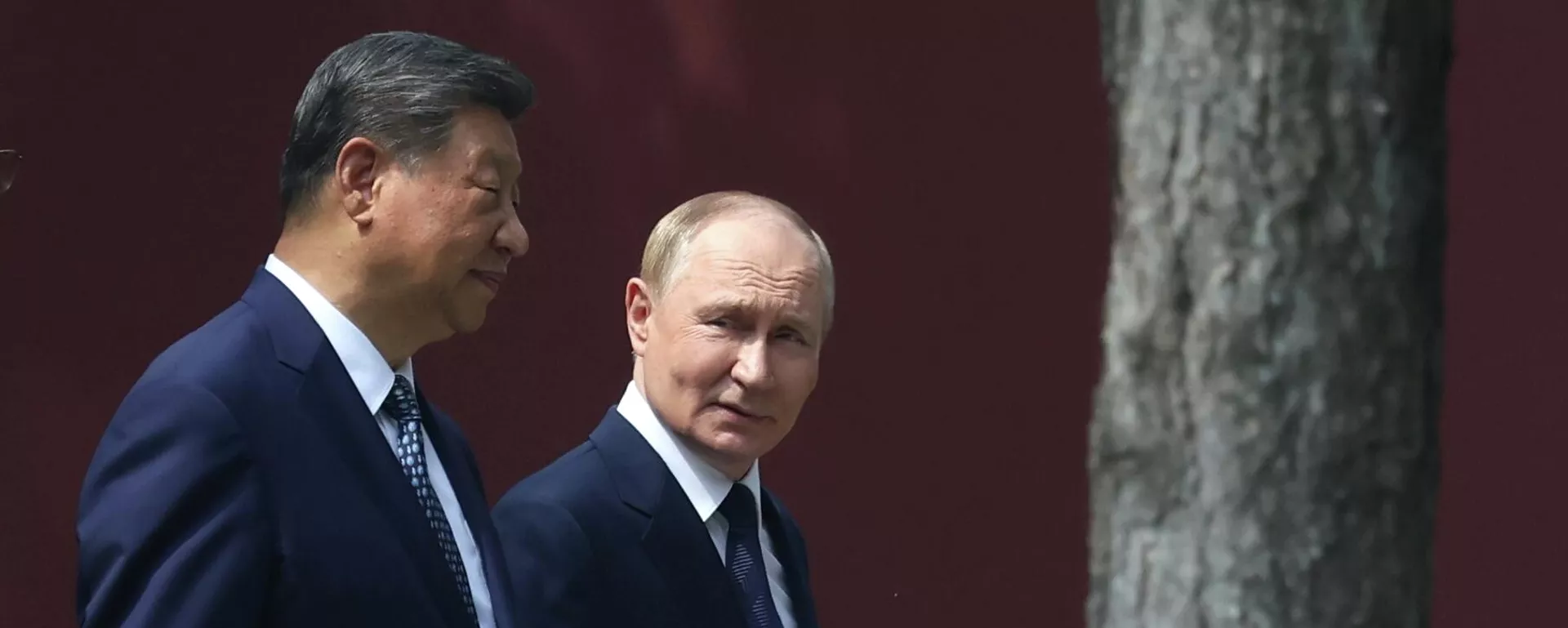 O presidente da Rússia, Vladimir Putin, ao lado do seu homólogo chinês, Xi Jinping, durante visita a Pequim, em 2 de setembro de 2025 - Sputnik Brasil, 1920, 01.04.2026
