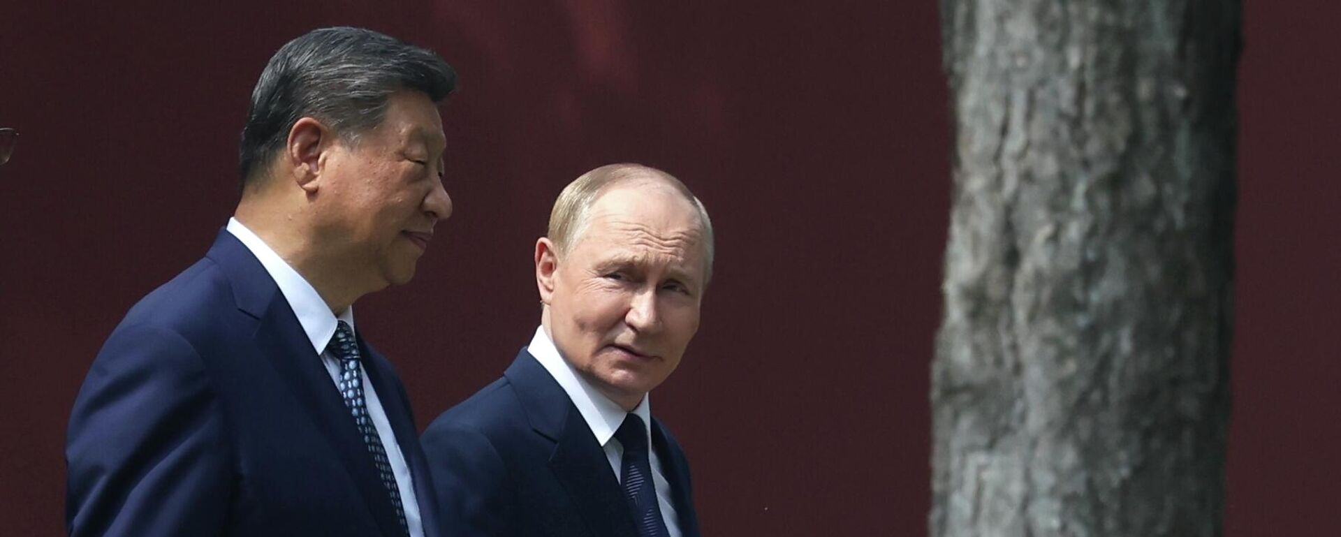 O presidente da Rússia, Vladimir Putin, ao lado do seu homólogo chinês, Xi Jinping, durante visita a Pequim, em 2 de setembro de 2025 - Sputnik Brasil, 1920, 01.04.2026