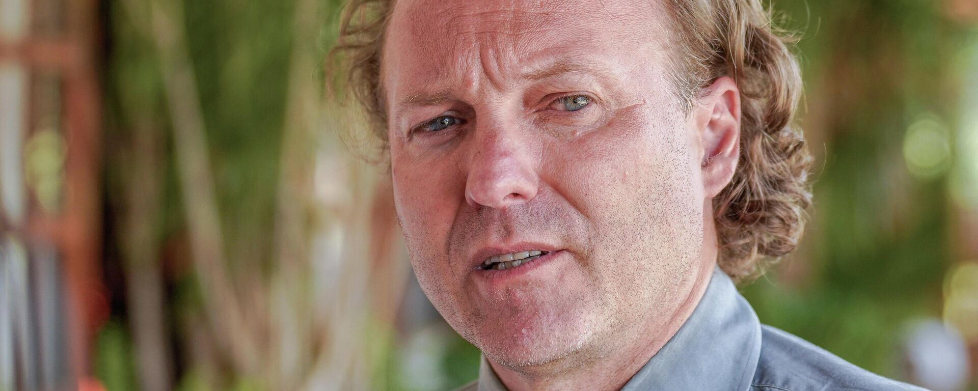 Presidente do Instituto Brasileiro do Meio Ambiente e dos Recursos Naturais Renováveis (Ibama), Rodrigo Agostinho durante apresentação da iniciativa Conserva Aves, na sala Tuiuiú, na Casa do Homem Pantaneiro, em Campo Grande (MS) - Sputnik Brasil, 1920, 01.04.2026