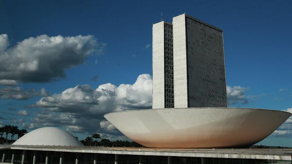 As duas cúpulas do Congresso Nacional: a menor, voltada para baixo, é o Senado; a maior, voltada para cima, é a Câmara dos Deputados, Brasília, 31 de março de 2020 - Sputnik Brasil