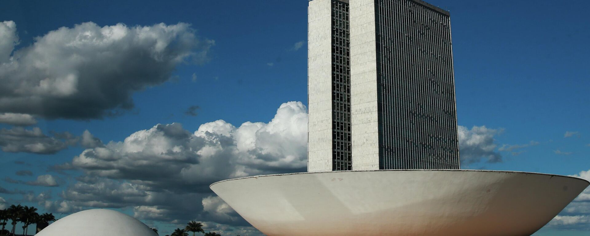 As duas cúpulas do Congresso Nacional: a menor, voltada para baixo, é o Senado; a maior, voltada para cima, é a Câmara dos Deputados, Brasília, 31 de março de 2020 - Sputnik Brasil, 1920, 02.04.2026