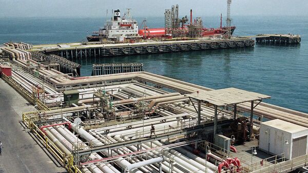 Arquivo: oleodutos serpenteiam pela área portuária das instalações da Aramco em Ras Tannura, Arábia Saudita, 25 de setembro de 1990 - Sputnik Brasil
