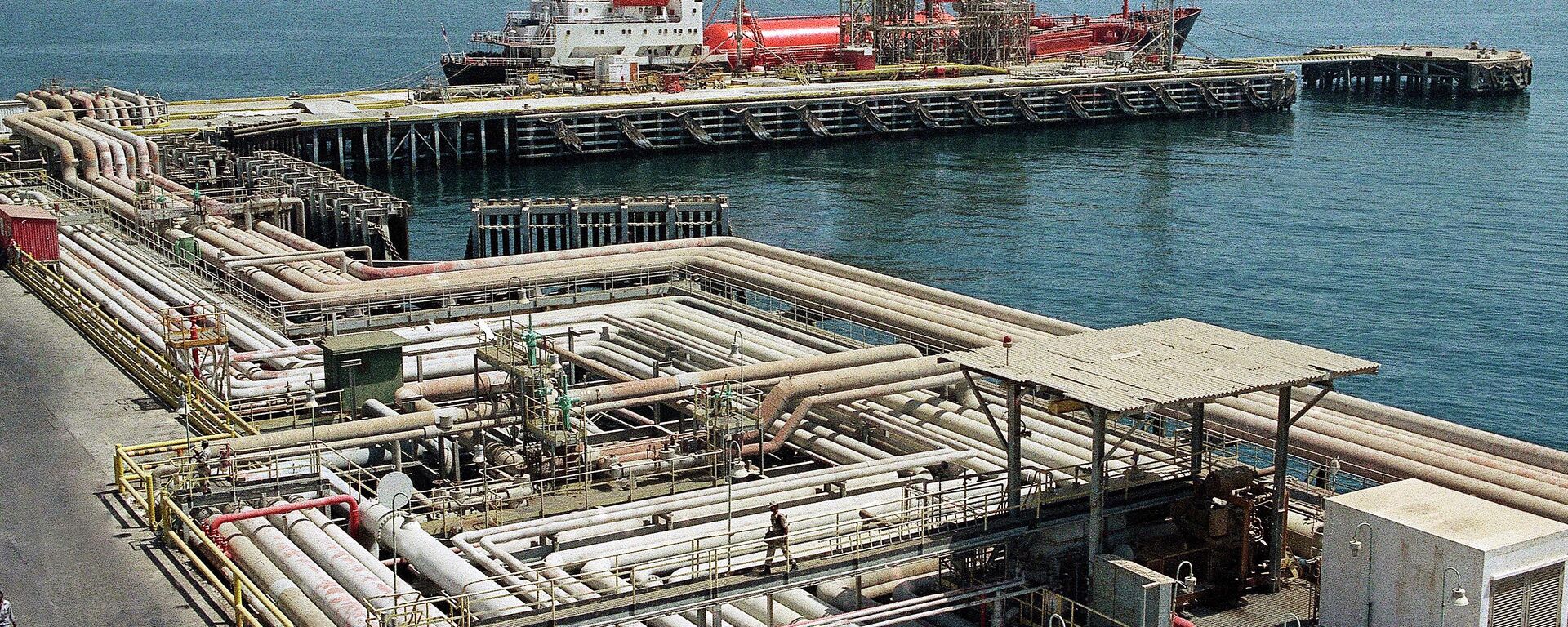 Arquivo: oleodutos serpenteiam pela área portuária das instalações da Aramco em Ras Tannura, Arábia Saudita, 25 de setembro de 1990 - Sputnik Brasil, 1920, 02.04.2026