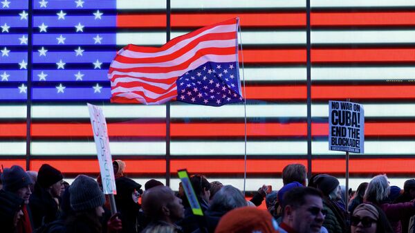 Um protesto em Nova York com o lema Chega de Reis contra as políticas do governo do presidente dos EUA, Donald Trump, e a guerra no Irã. - Sputnik Brasil