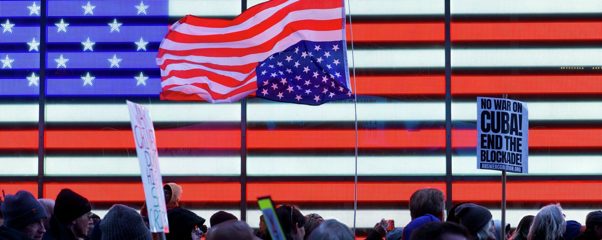 Um protesto em Nova York com o lema Chega de Reis contra as políticas do governo do presidente dos EUA, Donald Trump, e a guerra no Irã. - Sputnik Brasil, 1920, 03.04.2026