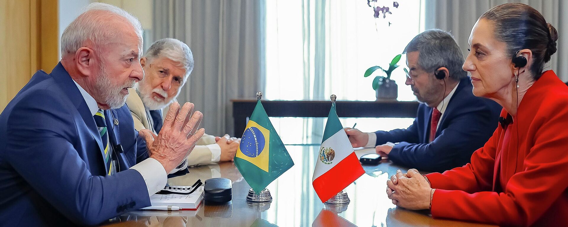 O presidente do Brasil, Luiz Inácio Lula da Silva, durante encontro bilateral com a presidente do México, Claudia Sheinbaum, em 9 de abril de 2025 - Sputnik Brasil, 1920, 02.04.2026