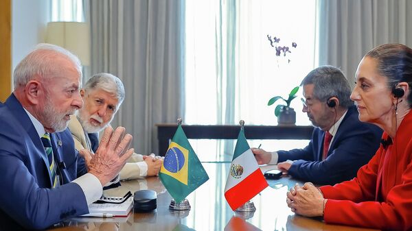 O presidente do Brasil, Luiz Inácio Lula da Silva, durante encontro bilateral com a presidente do México, Claudia Sheinbaum, em 9 de abril de 2025 - Sputnik Brasil