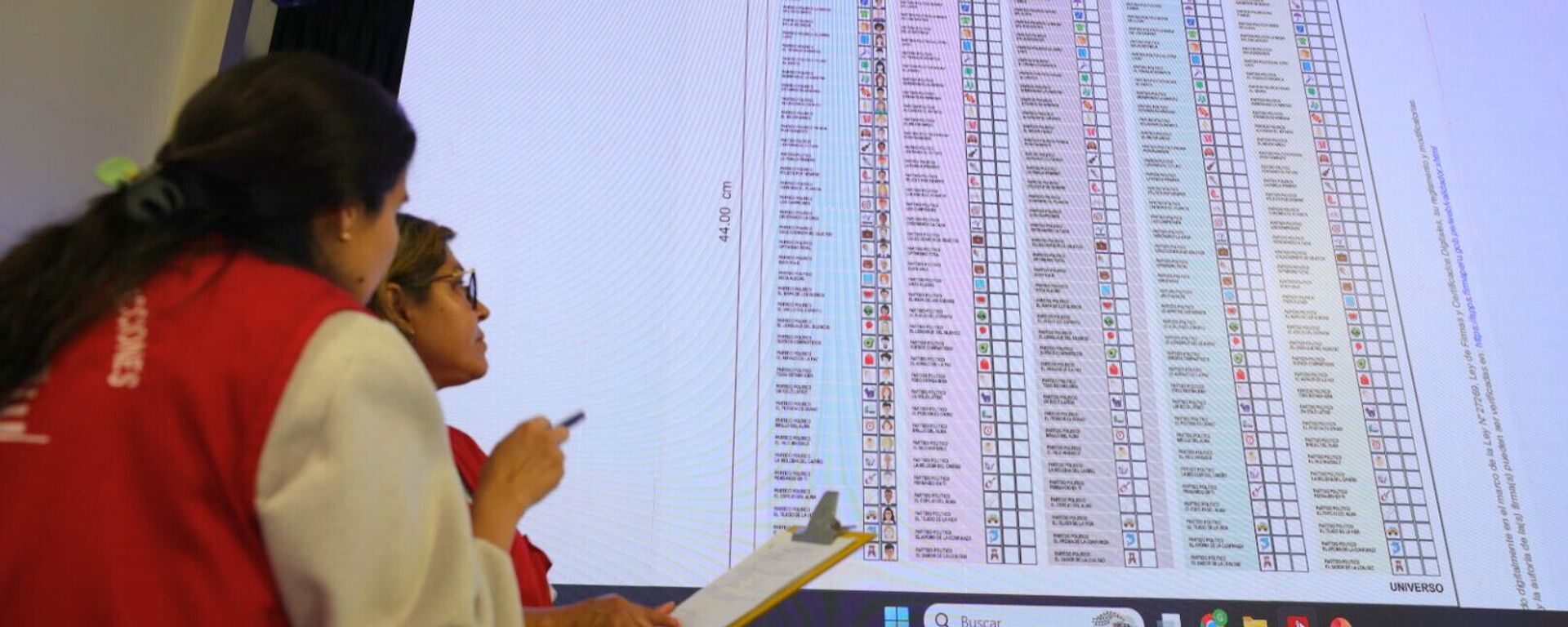 Fiscais do órgão peruano Nacional de Eleitoral em apresentação sobre eleições de abril de 2026 - Sputnik Brasil, 1920, 03.04.2026