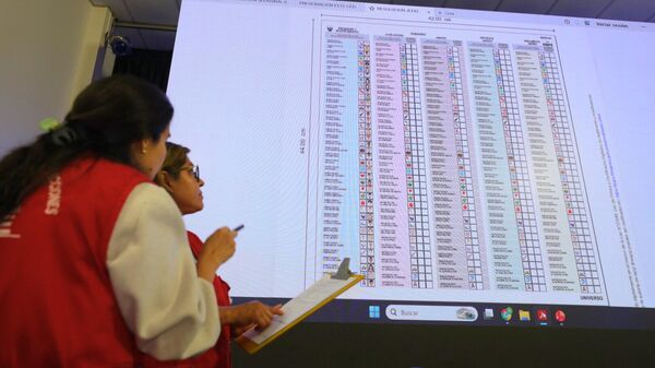 Fiscais do órgão peruano Nacional de Eleitoral em apresentação sobre eleições de abril de 2026 - Sputnik Brasil