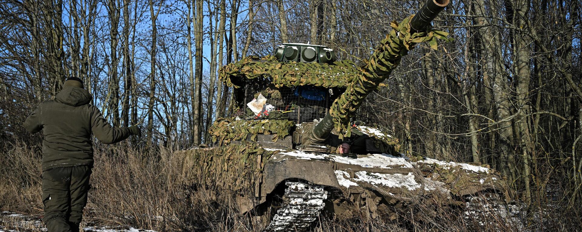 Um tanque T-72B3M no front. - Sputnik Brasil, 1920, 03.04.2026