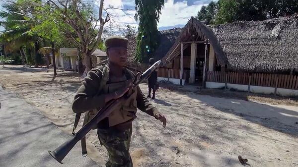 Nesta imagem capturada de vídeo, um soldado moçambicano patrulha as proximidades do hotel Amarula Palma, em Palma, província de Cabo Delgado, Moçambique, em 15 de agosto de 2021 - Sputnik Brasil