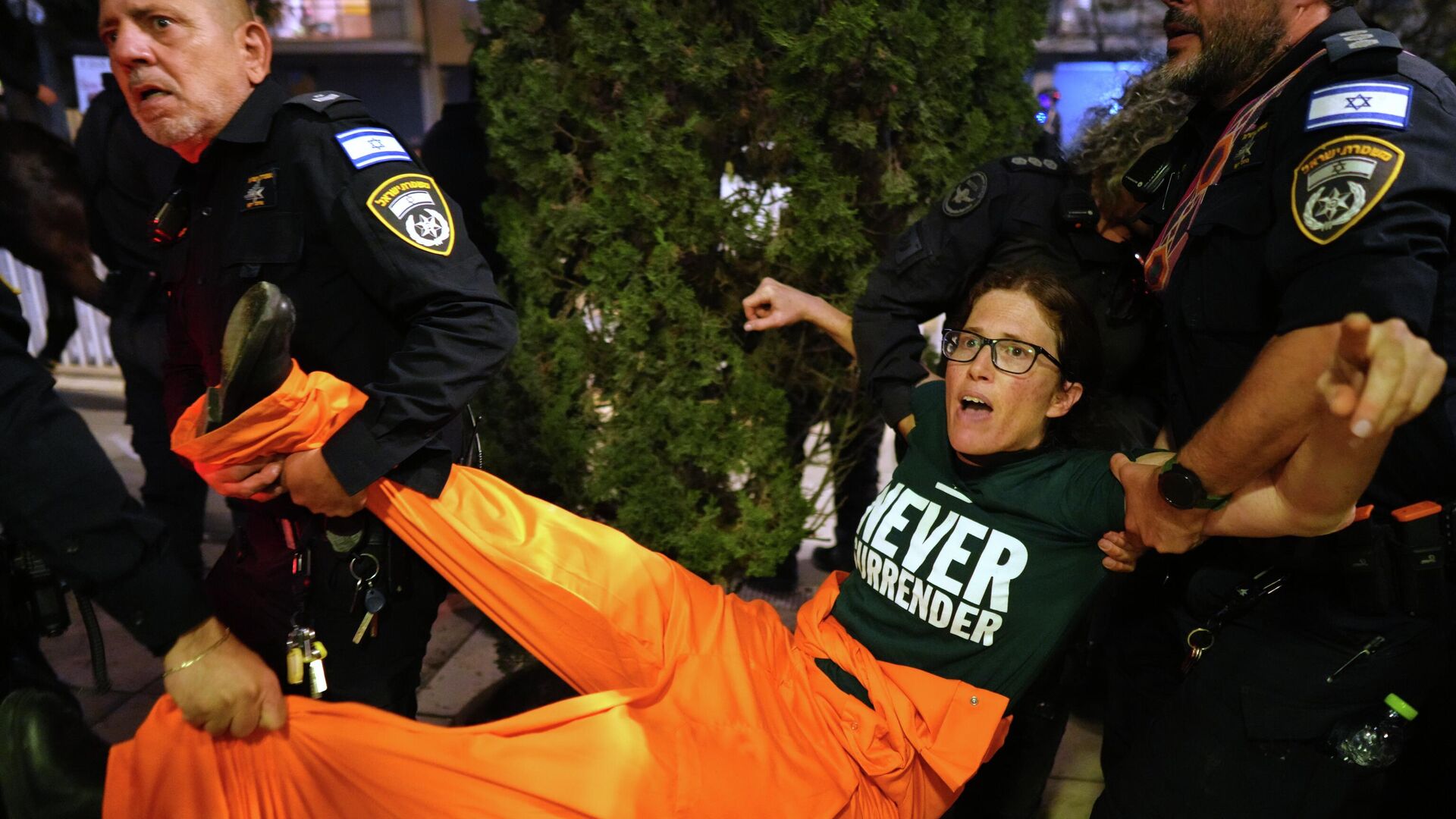Polícia dispersa manifestantes durante ato contra a guerra realizado em Tel Aviv. 4 de abril de 2026 - Sputnik Brasil, 1920, 04.04.2026
