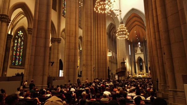 Arcebispo de São Paulo, Odílio Scherer, conduz a cerimônia de Páscoa na Catedral da Sé, em São Paulo. 5 de abril de 2026 - Sputnik Brasil