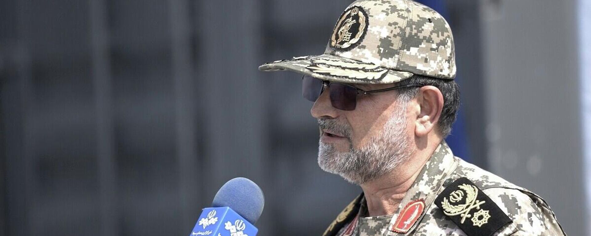 Comandante da Marinha do Corpo de Guardiões da Revolução Islâmica, Alireza Tangsiri, discursa durante um exercício militar em 16 fevereiro de 2026 no golfo Pérsico, Irã.  - Sputnik Brasil, 1920, 05.04.2026