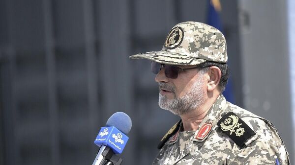 Comandante da Marinha do Corpo de Guardiões da Revolução Islâmica, Alireza Tangsiri, discursa durante um exercício militar em 16 fevereiro de 2026 no golfo Pérsico, Irã.  - Sputnik Brasil