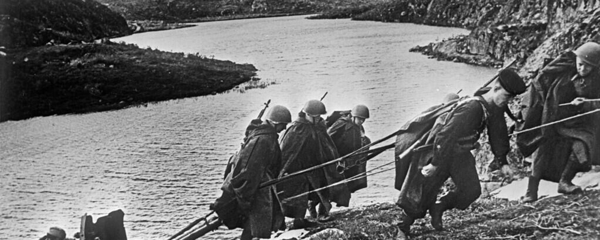 A Grande Guerra Patriótica, 1941-1945. Defesa do Ártico. Artilheiros soviéticos transportam um canhão antitanque de 45 mm para o topo de uma colina na Península de Kola. - Sputnik Brasil, 1920, 06.04.2026