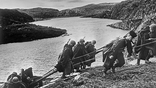 A Grande Guerra Patriótica, 1941-1945. Defesa do Ártico. Artilheiros soviéticos transportam um canhão antitanque de 45 mm para o topo de uma colina na Península de Kola. - Sputnik Brasil