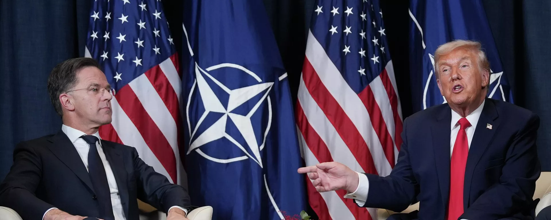 O presidente norte-americano Donald Trump (D), se reúne com o secretário-geral da Organização do Tratado do Atlântico Norte (OTAN), Mark Rutte, durante um encontro à margem da Reunião Anual do Fórum Econômico Mundial em Davos, Suíça, 21 de janeiro de 2026 - Sputnik Brasil, 1920, 06.04.2026