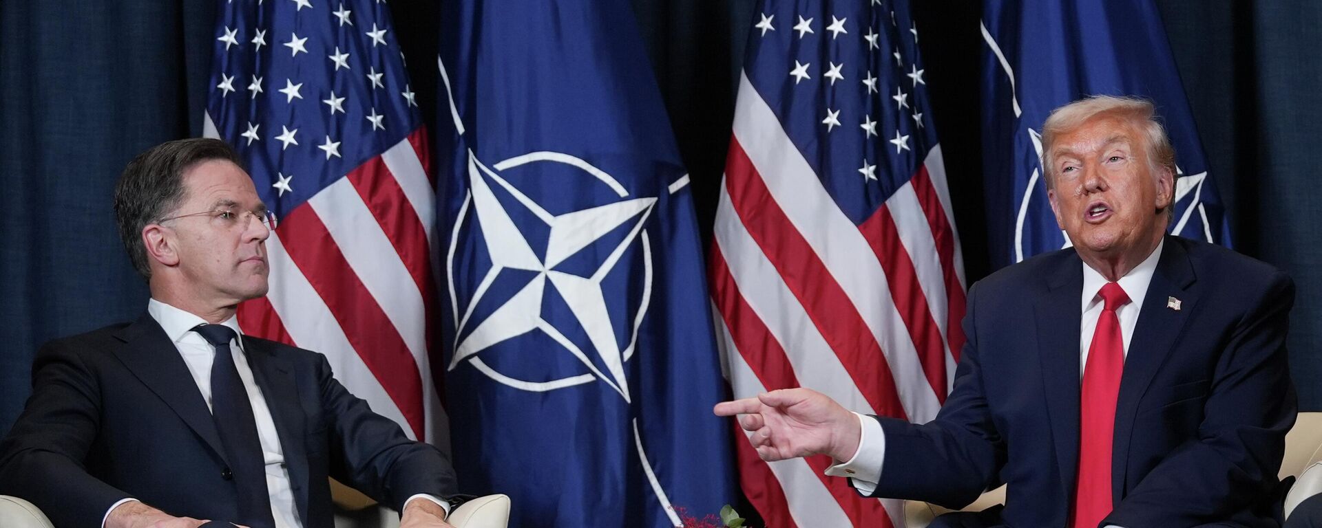 O presidente norte-americano Donald Trump (D), se reúne com o secretário-geral da Organização do Tratado do Atlântico Norte (OTAN), Mark Rutte, durante um encontro à margem da Reunião Anual do Fórum Econômico Mundial em Davos, Suíça, 21 de janeiro de 2026 - Sputnik Brasil, 1920, 06.04.2026