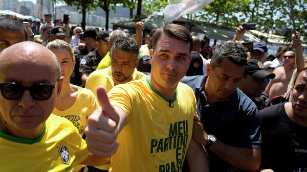 Senador Flávio Bolsonaro (PL-RJ) durante caminhada durante primeira campanha presidencial do pai, Jair Bolsonaro, em 9 de setembro de 2018 - Sputnik Brasil