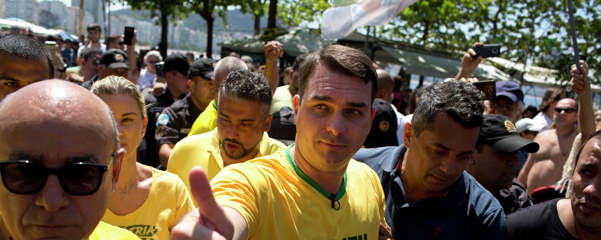 Senador Flávio Bolsonaro (PL-RJ) durante caminhada durante primeira campanha presidencial do pai, Jair Bolsonaro, em 9 de setembro de 2018 - Sputnik Brasil, 1920, 13.06.2026