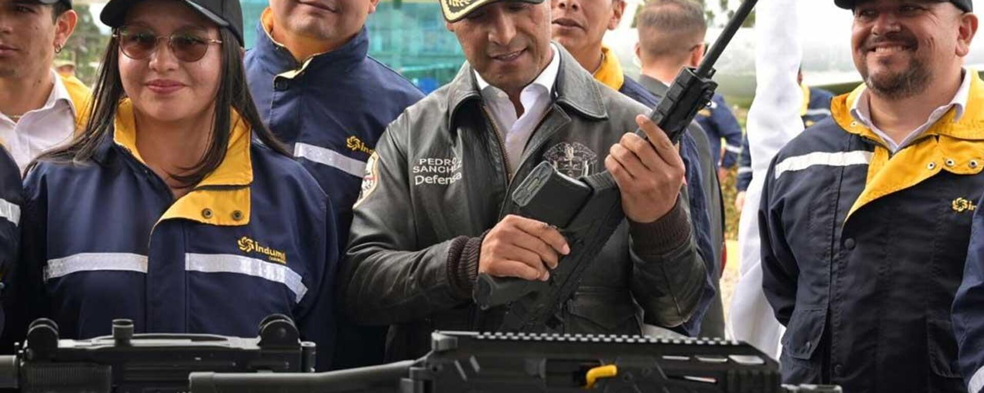 El ministro de Defensa de Colombia, Pedro Sánchez, presentando un prototipo del fusil 'Jaguar' desarrollado por la industria colombiana - Sputnik Brasil, 1920, 07.04.2026