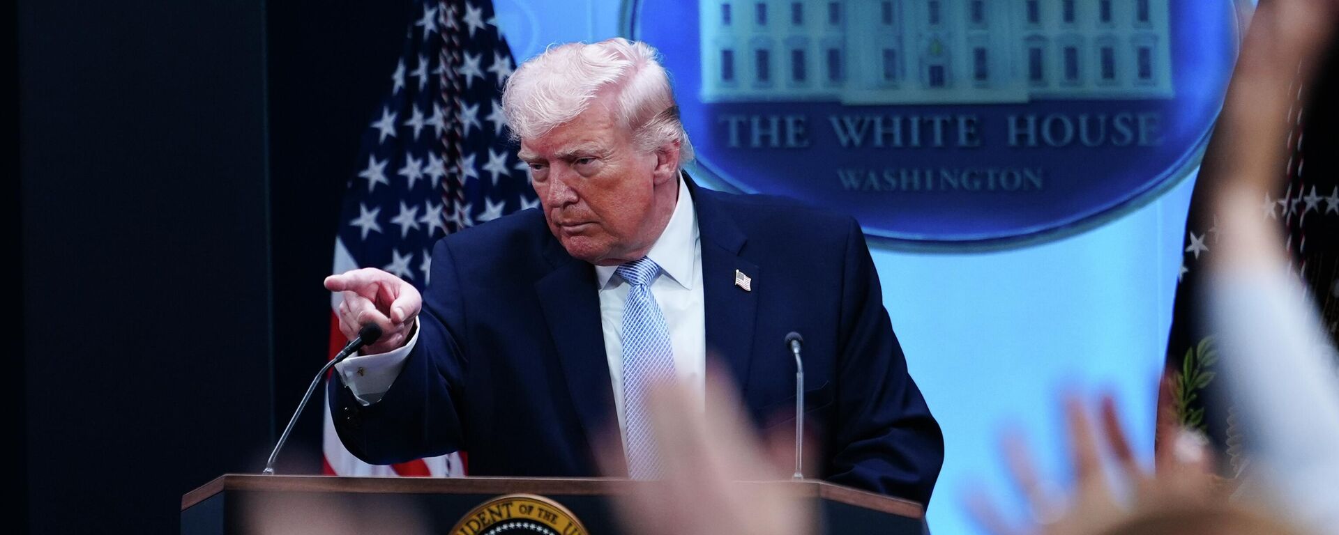 O presidente norte-americano Donald Trump conversa com repórteres na Sala de Imprensa James Brady, na Casa Branca, em Washington, 6 de abril de 2026 - Sputnik Brasil, 1920, 07.04.2026