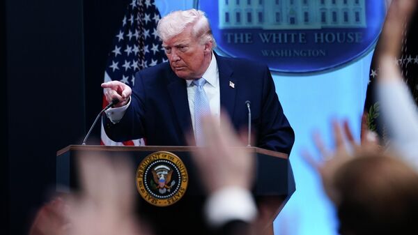 O presidente norte-americano Donald Trump conversa com repórteres na Sala de Imprensa James Brady, na Casa Branca, em Washington, 6 de abril de 2026 - Sputnik Brasil