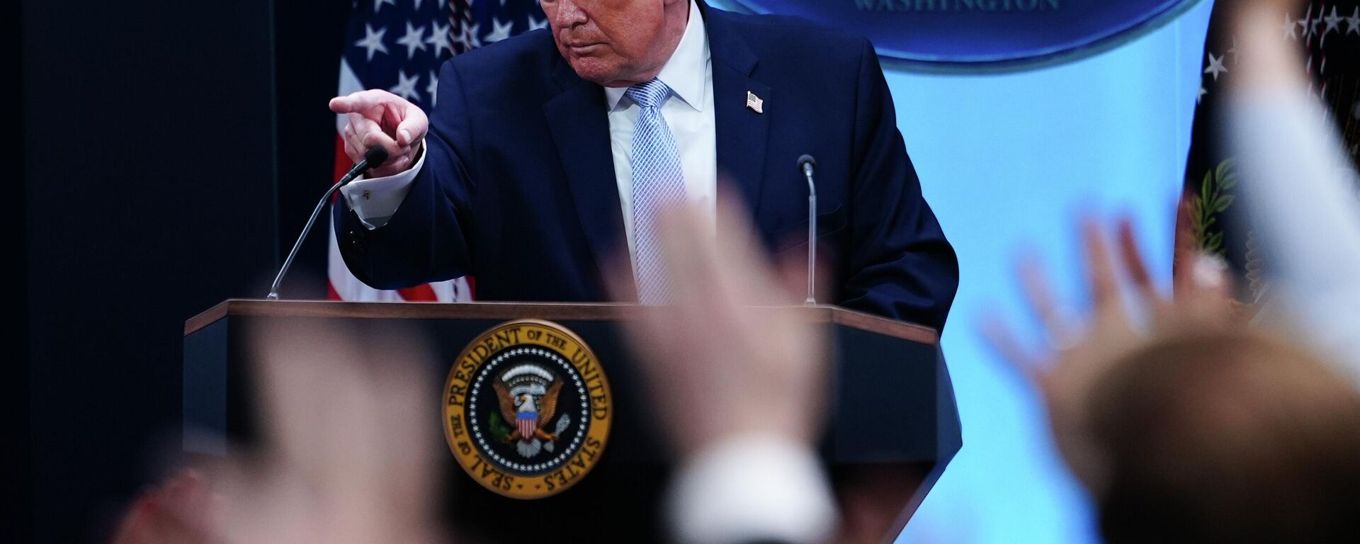 O presidente norte-americano Donald Trump conversa com repórteres na Sala de Imprensa James Brady, na Casa Branca, em Washington, 6 de abril de 2026 - Sputnik Brasil, 1920, 07.04.2026