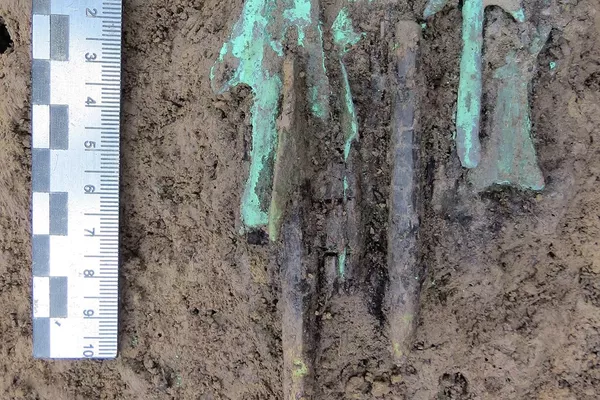 Flechas de bronze e osso encontradas nos restos da cidade perdida de Magas. - Sputnik Brasil