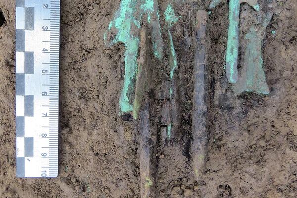 Flechas de bronze e osso encontradas nos restos da cidade perdida de Magas. - Sputnik Brasil