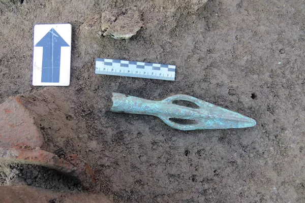 Ponta de lança de bronze encontrada nos restos da cidade perdida de Magas - Sputnik Brasil