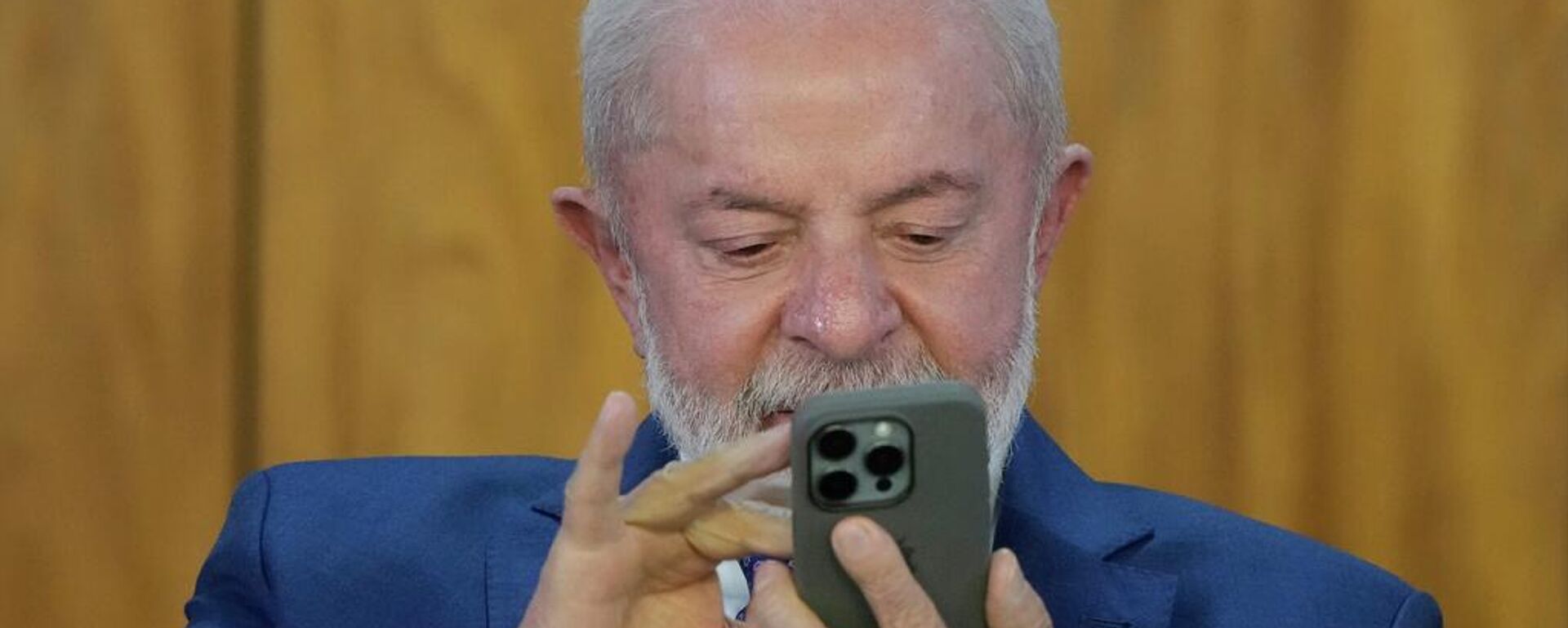O presidente do Brasil, Luiz Inácio Lula da Silva, observa o celular de um assessor durante a cerimônia de assinatura do Plano Brasil Soberano, no Palácio do Planalto, em Brasília, 13 de agosto de 2025 - Sputnik Brasil, 1920, 07.04.2026