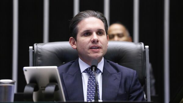 O presidente da Câmara dos Deputados, Hugo Motta (Republicanos-PB), durante votação de propostas, em 7 de abril de 2026 - Sputnik Brasil