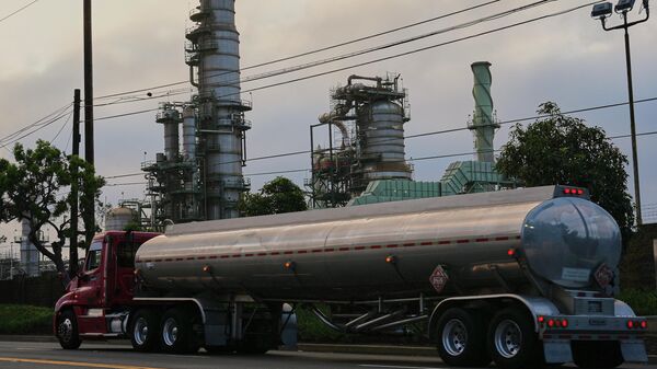 Caminhão-tanque transporta combustível em frente à refinaria em El Segundo, Califórnia, em 4 de março de 2026 - Sputnik Brasil