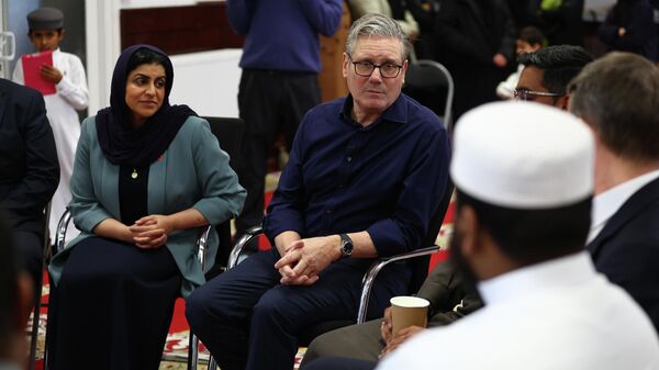 O primeiro-ministro britânico, Keir Starmer, ao centro, e a ministra do Interior Shabana Mahmood, à esquerda, participam da visita à Mesquita de Peacehaven, na Inglaterra - Sputnik Brasil