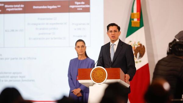 O ministro das Relações Exteriores do México, Roberto Velasco, sob o olhar atento da presidente do México, Claudia Sheinbaum - Sputnik Brasil